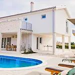 David - Pet Friendly - New For 9 Person Villa