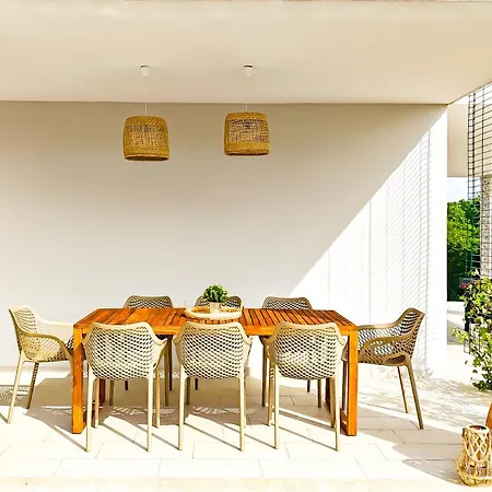 David - Pet Friendly - New For 9 Person لابين