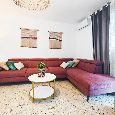 David - Pet Friendly - New For 9 Person Vila
