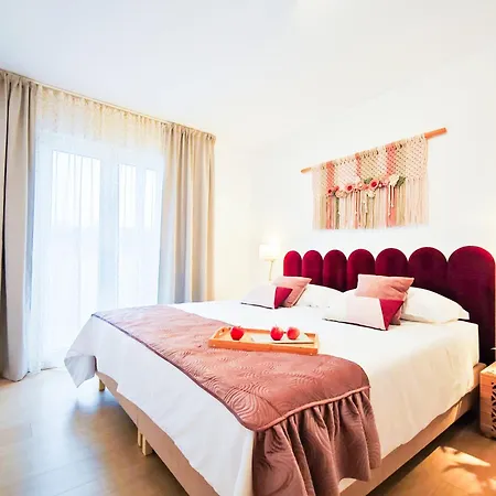 David - Pet Friendly - New For 9 Person Vila