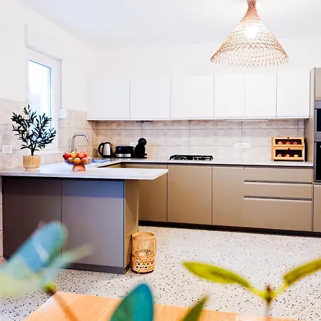 Villa David - Pet Friendly - New For 9 Person *