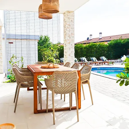 Vila David - Pet Friendly - New For 9 Person *