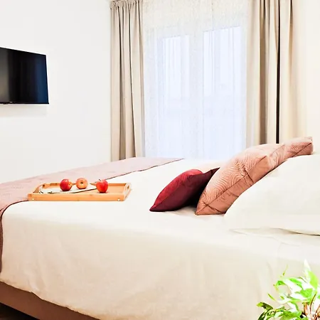 David - Pet Friendly - New For 9 Person