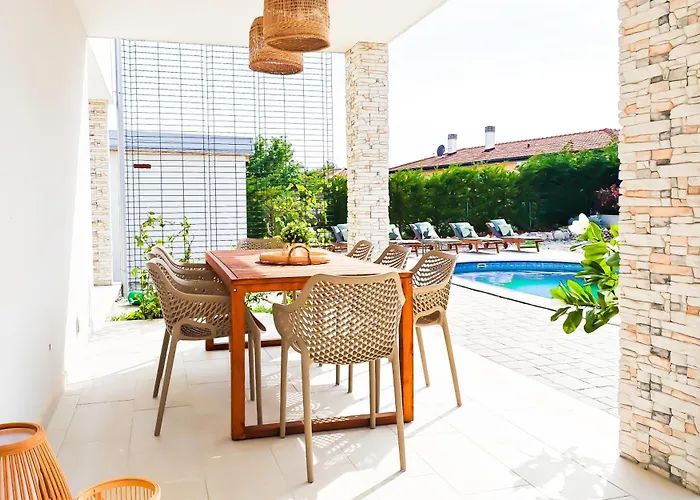 Villa David - Pet Friendly - New For 9 Person *